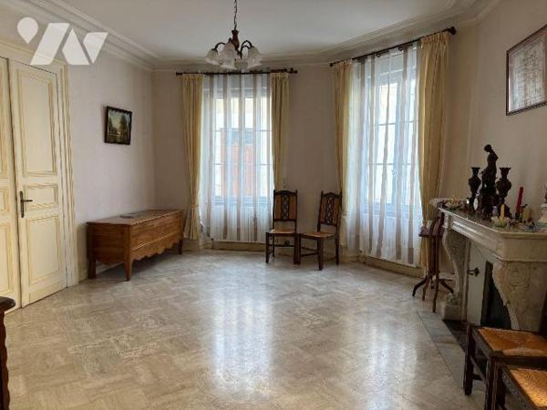 Nous vous proposons à la vente dans le centre ville de Mamers (72600), Cette jolie maison d'une...