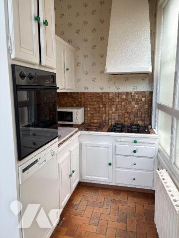 Nous vous proposons à la vente dans le centre ville de Mamers (72600), Cette jolie maison d'une...