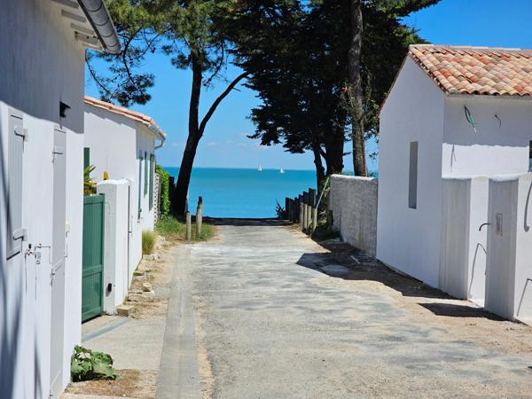 RARE !!! Maison de 230 M² DE SURFACE COMPRENANT UNE MAISON, UN GARAGE POUR BATEAU ET UN STUDIO sur RIVEDOUX PLAGE (17)