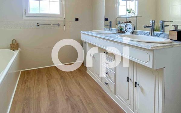 Maison à vendre    7 pièces •  Distré