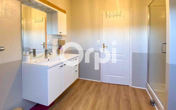 Maison à vendre    7 pièces •  Distré