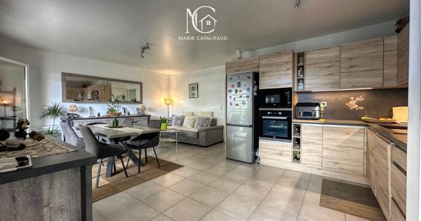 À VENDRE - Beau 2 pièces de 53 m² avec grande terrasse, PISCINE et parking