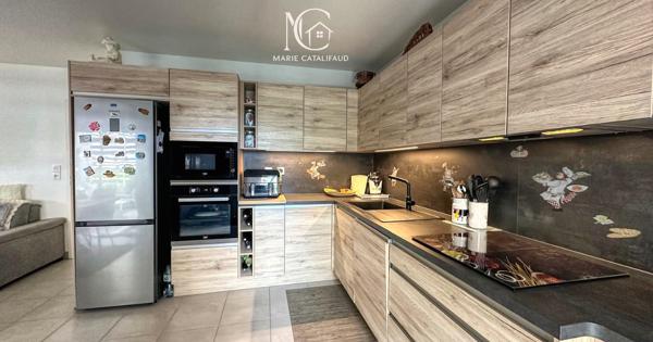 À VENDRE - Beau 2 pièces de 53 m² avec grande terrasse, PISCINE et parking