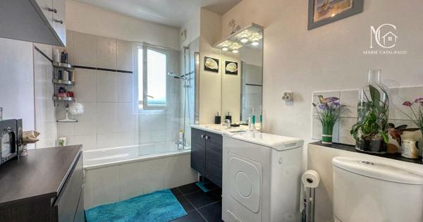 À VENDRE - Beau 2 pièces de 53 m² avec grande terrasse, PISCINE et parking