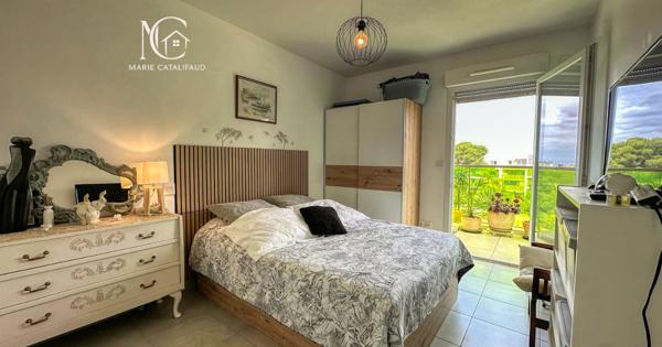 À VENDRE - Beau 2 pièces de 53 m² avec grande terrasse, PISCINE et parking