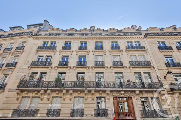 à vendre  62 m2 PARIS - 75008