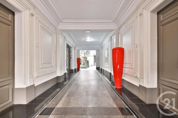 à vendre  62 m2 PARIS - 75008