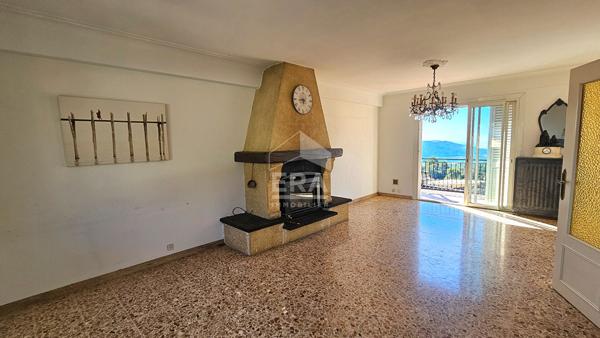 Maison à vendre à Carros - Vue dégagée sur collines et mer - Gros potentiel