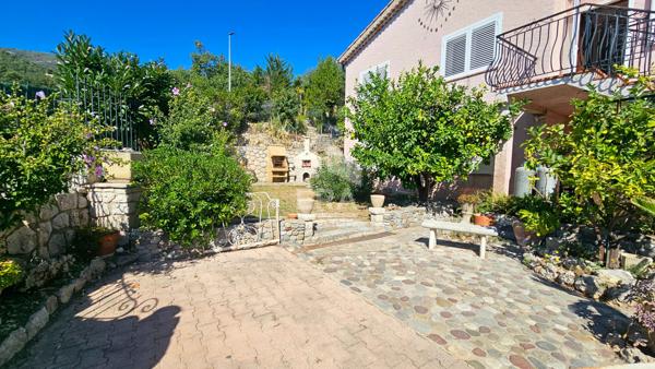 Maison à vendre à Carros - Vue dégagée sur collines et mer - Gros potentiel