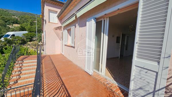 Maison à vendre à Carros - Vue dégagée sur collines et mer - Gros potentiel