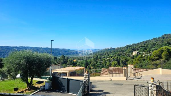 Maison à vendre à Carros - Vue dégagée sur collines et mer - Gros potentiel