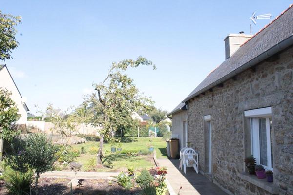 Exclusivité ! Côtes d'Armor 22150 Hénon. Maison de plain-pied, 3 chambres, garages, terrain constructible et divisible