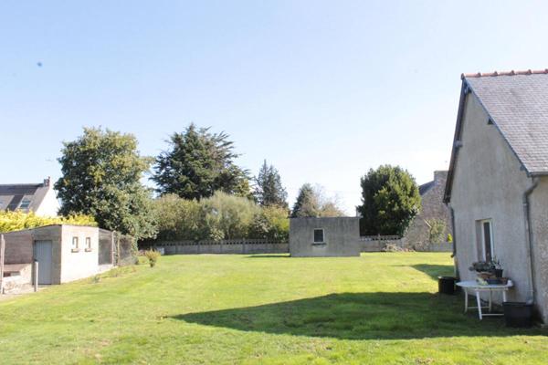 Exclusivité ! Côtes d'Armor 22150 Hénon. Maison de plain-pied, 3 chambres, garages, terrain constructible et divisible