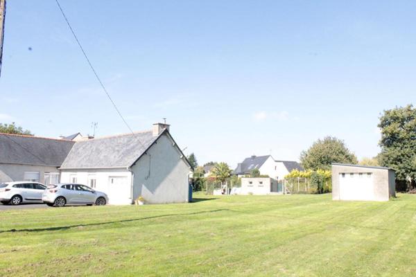 Exclusivité ! Côtes d'Armor 22150 Hénon. Maison de plain-pied, 3 chambres, garages, terrain constructible et divisible