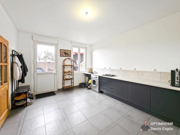 Grande maison rénovée avec dépendances, double accès et terrain de plus de 3 000 m² – Caudry secteur calme