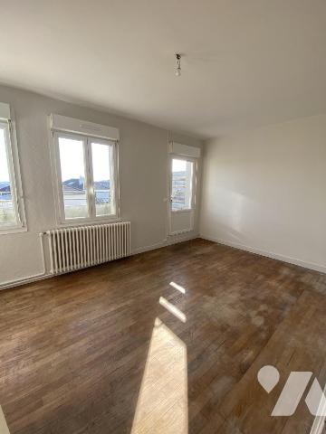 Locaux commerciaux + appartement à Vire