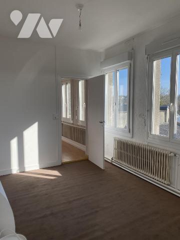 Locaux commerciaux + appartement à Vire