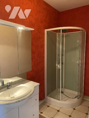 Locaux commerciaux + appartement à Vire