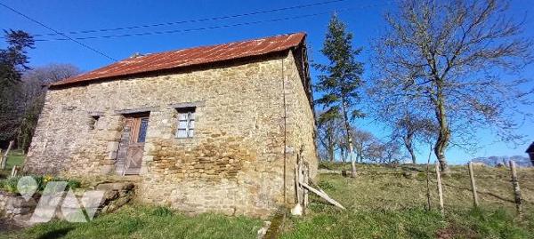 Exclusivement à l'Etude, En campagne à LUITRE, Maison en pierre de 10 m x 11 m au sol à rénover...