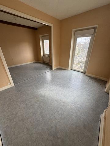 Immeuble de rapport à fort potentiel  2 appartements à rénover, 4 garages et possibilité 3ème logement