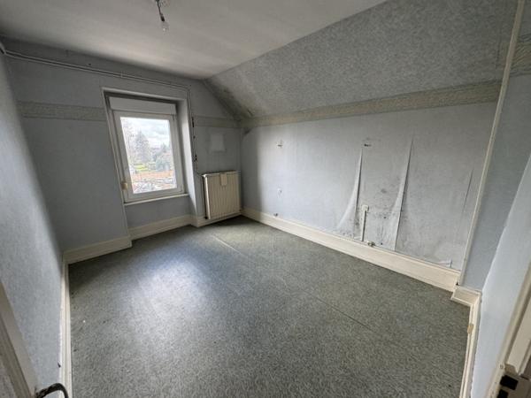 Immeuble de rapport à fort potentiel  2 appartements à rénover, 4 garages et possibilité 3ème logement