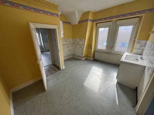 Immeuble de rapport à fort potentiel  2 appartements à rénover, 4 garages et possibilité 3ème logement