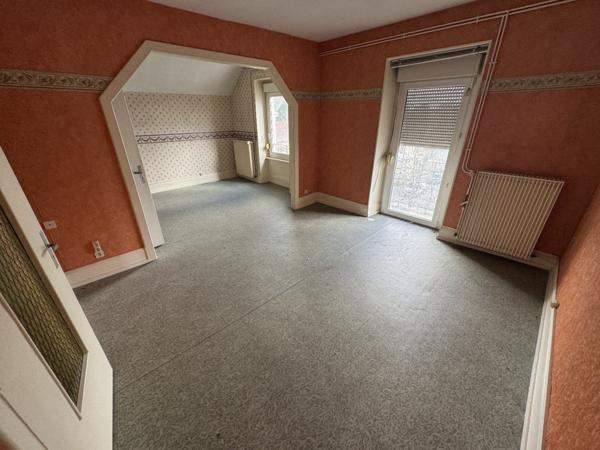 Immeuble de rapport à fort potentiel  2 appartements à rénover, 4 garages et possibilité 3ème logement