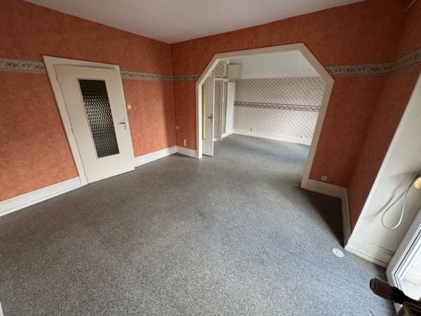 Immeuble de rapport à fort potentiel  2 appartements à rénover, 4 garages et possibilité 3ème logement