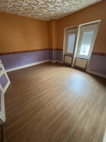 Immeuble de rapport à fort potentiel  2 appartements à rénover, 4 garages et possibilité 3ème logement