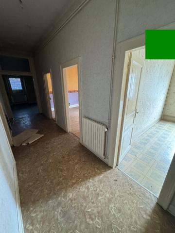 Immeuble de rapport à fort potentiel  2 appartements à rénover, 4 garages et possibilité 3ème logement