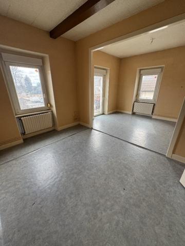 Immeuble de rapport à fort potentiel  2 appartements à rénover, 4 garages et possibilité 3ème logement