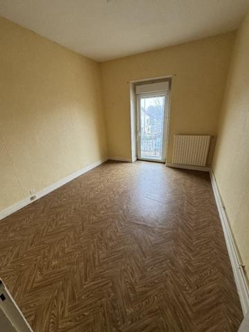 Immeuble de rapport à fort potentiel  2 appartements à rénover, 4 garages et possibilité 3ème logement
