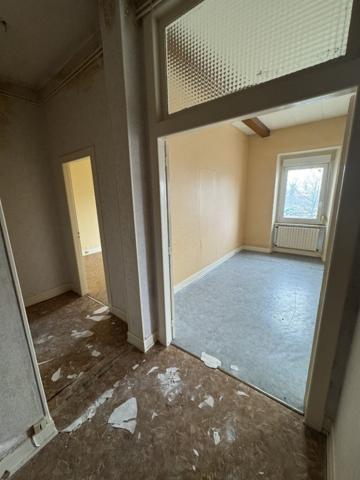 Immeuble de rapport à fort potentiel  2 appartements à rénover, 4 garages et possibilité 3ème logement