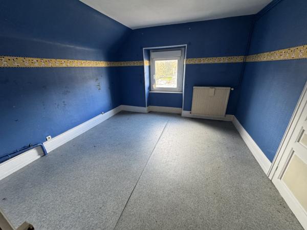 Immeuble de rapport à fort potentiel  2 appartements à rénover, 4 garages et possibilité 3ème logement