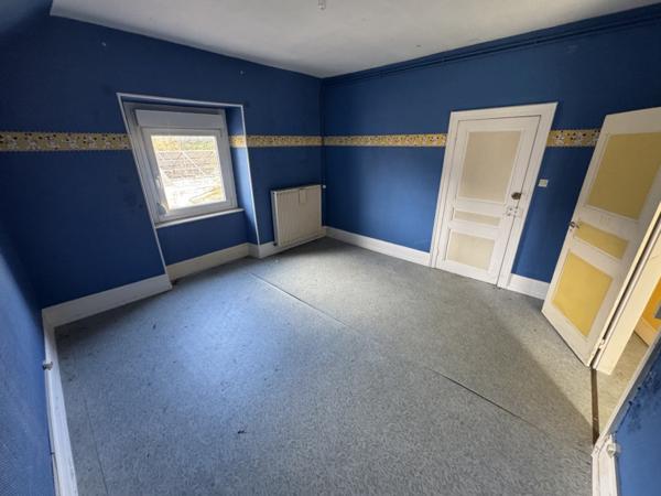 Immeuble de rapport à fort potentiel  2 appartements à rénover, 4 garages et possibilité 3ème logement
