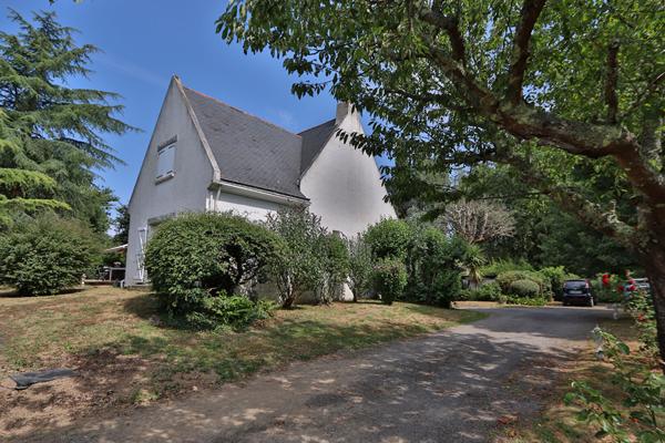 Vaste propriété de 225m² habitables sur terrain de 1919 m² arboré et paysagé