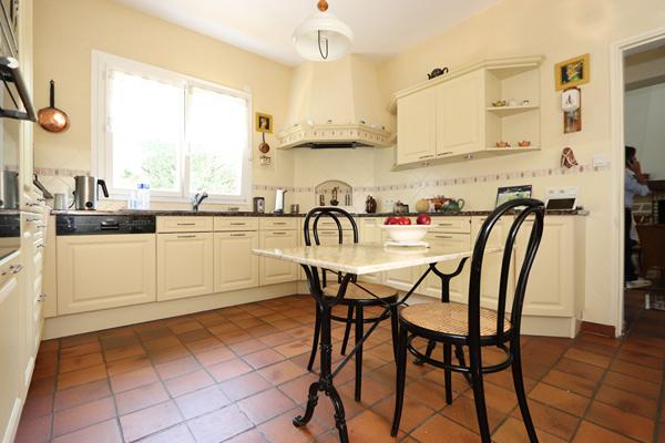 Vaste propriété de 225m² habitables sur terrain de 1919 m² arboré et paysagé