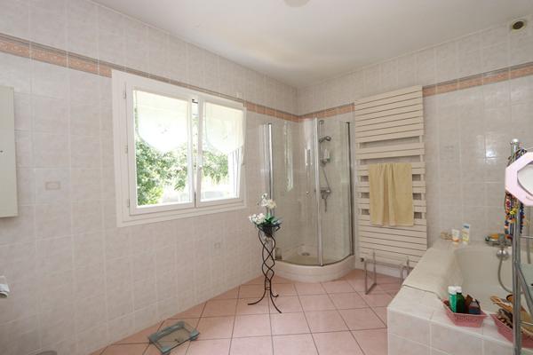 Vaste propriété de 225m² habitables sur terrain de 1919 m² arboré et paysagé