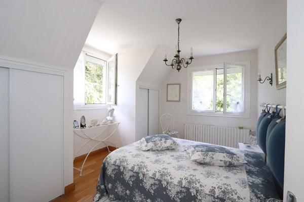 Vaste propriété de 225m² habitables sur terrain de 1919 m² arboré et paysagé