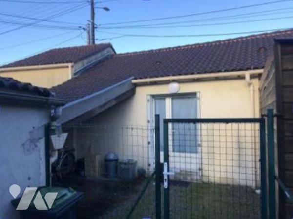 Ensemble immobilier composé de trois logements, garage et local technique
