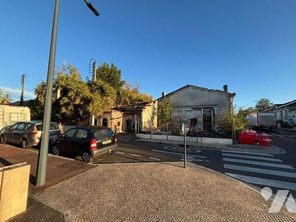 A VENDRE, Gironde, proche Bordeaux, Dans le centre de Blanquefort, sur un terrain de 1119 m², m...