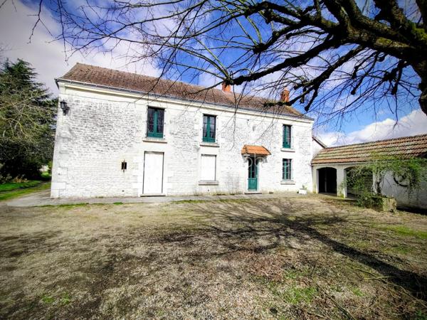 📍 Située sur la commune de Parçay-sur-Vienne, à seulement quelques kilomètres de L’Île-Bouchard et Chinon, et à proximité des commerces et écoles, venez découvrir cette maison familiale en pierre pleine de charme, d’une surface de plus de 130 m².

🏠 Elle vous accueille par une grande cuisine de 24m², un salon avec pierres apparentes et sa cheminée, une salle à manger, un coin salle d'eau.
À l'étage, le grand couloir dessert 3 belles chambres spacieuses entre 13 et 17m², un WC indépendant et une salle de bain.

Chauffage principal électrique complété par une jolie cheminée en pierre. Les fenêtres sont en bois avec double vitrage.

🌳Coté extérieure, la maison donne sur une jolie cour fermée desservant une remise, une grande cave, un atelier, un garage et plusieurs dépendances. 
Vous profiterez également d’un jardin clos et arboré, agrémenté d’arbres fruitiers (mirabelliers, reines-claudes, pêchers…).

Le tout sur une parcelle de 2300m²