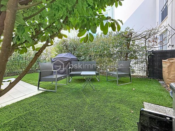 L’Emplacement & le Cadre de vie
Situé au cœur d'un secteur recherché, carre D'or Serris , cet appartement bénéficie d'un environnement calme et de standing.
Niché au rdc d'une résidence sécurisée et arborée, il vous garantit une intimité et une tranquillité au quotidien.

L’Expérience Intérieure
Cet espace de vie propose un agencement optimisé conçu pour le confort de la vie de famille.
Dès l'entrée, la pièce de vie (29m²) intègre une cuisine aménagée et équipée, créant un volume convivial et fonctionnel. Le salon et la cuisine s'ouvrent sur une terrasse avec jardin, offrant un espace extérieur privatif idéal pour barbeque et se détendre en familie.
Le coin nuit, parfaitement distinct, préserve votre tranquillité, une salle de bains et deux belles chambres de 11,2 et 11,4 m² .

La Sérénité Technique
Ce bien affiche une excellente performance énergétique avec un DPE classé C, gage d'économies d'énergie ainsi que des charges de copropriété maitrisées.
L'état général excellent et les prestations de qualité vous assurent une installation clé en main en toute sécurité.
Un parking en sous-sol sécurisé complète cette prestation, faisant de cet appartement un investissement serein et pérenne. 

Prix du bien : 350 000,00 €
Les honoraires d'agence sont à la charge du vendeur.

A propos de la copropriété :
Pas de procédure en cours.
Charges prévisionnelles annuelles : 2500 €