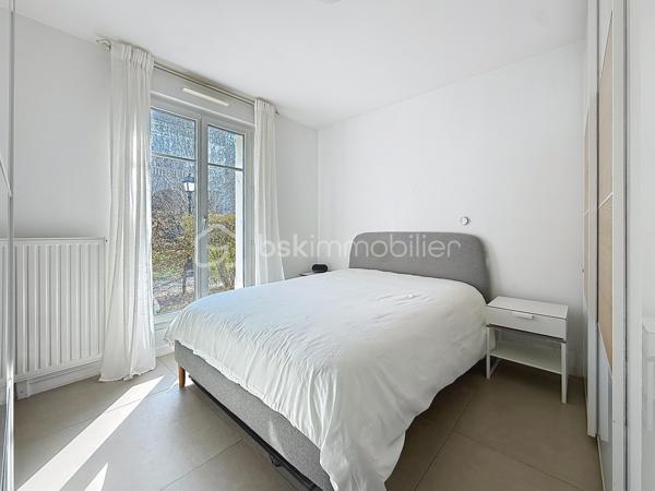 L’Emplacement & le Cadre de vie
Situé au cœur d'un secteur recherché, carre D'or Serris , cet appartement bénéficie d'un environnement calme et de standing.
Niché au rdc d'une résidence sécurisée et arborée, il vous garantit une intimité et une tranquillité au quotidien.

L’Expérience Intérieure
Cet espace de vie propose un agencement optimisé conçu pour le confort de la vie de famille.
Dès l'entrée, la pièce de vie (29m²) intègre une cuisine aménagée et équipée, créant un volume convivial et fonctionnel. Le salon et la cuisine s'ouvrent sur une terrasse avec jardin, offrant un espace extérieur privatif idéal pour barbeque et se détendre en familie.
Le coin nuit, parfaitement distinct, préserve votre tranquillité, une salle de bains et deux belles chambres de 11,2 et 11,4 m² .

La Sérénité Technique
Ce bien affiche une excellente performance énergétique avec un DPE classé C, gage d'économies d'énergie ainsi que des charges de copropriété maitrisées.
L'état général excellent et les prestations de qualité vous assurent une installation clé en main en toute sécurité.
Un parking en sous-sol sécurisé complète cette prestation, faisant de cet appartement un investissement serein et pérenne. 

Prix du bien : 350 000,00 €
Les honoraires d'agence sont à la charge du vendeur.

A propos de la copropriété :
Pas de procédure en cours.
Charges prévisionnelles annuelles : 2500 €