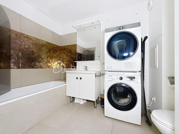 L’Emplacement & le Cadre de vie
Situé au cœur d'un secteur recherché, carre D'or Serris , cet appartement bénéficie d'un environnement calme et de standing.
Niché au rdc d'une résidence sécurisée et arborée, il vous garantit une intimité et une tranquillité au quotidien.

L’Expérience Intérieure
Cet espace de vie propose un agencement optimisé conçu pour le confort de la vie de famille.
Dès l'entrée, la pièce de vie (29m²) intègre une cuisine aménagée et équipée, créant un volume convivial et fonctionnel. Le salon et la cuisine s'ouvrent sur une terrasse avec jardin, offrant un espace extérieur privatif idéal pour barbeque et se détendre en familie.
Le coin nuit, parfaitement distinct, préserve votre tranquillité, une salle de bains et deux belles chambres de 11,2 et 11,4 m² .

La Sérénité Technique
Ce bien affiche une excellente performance énergétique avec un DPE classé C, gage d'économies d'énergie ainsi que des charges de copropriété maitrisées.
L'état général excellent et les prestations de qualité vous assurent une installation clé en main en toute sécurité.
Un parking en sous-sol sécurisé complète cette prestation, faisant de cet appartement un investissement serein et pérenne. 

Prix du bien : 350 000,00 €
Les honoraires d'agence sont à la charge du vendeur.

A propos de la copropriété :
Pas de procédure en cours.
Charges prévisionnelles annuelles : 2500 €
