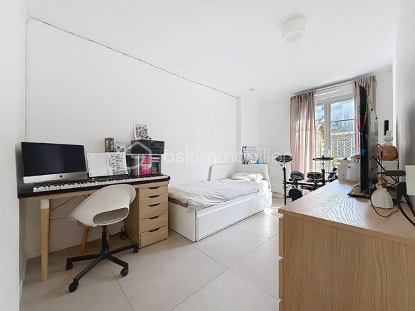 L’Emplacement & le Cadre de vie
Situé au cœur d'un secteur recherché, carre D'or Serris , cet appartement bénéficie d'un environnement calme et de standing.
Niché au rdc d'une résidence sécurisée et arborée, il vous garantit une intimité et une tranquillité au quotidien.

L’Expérience Intérieure
Cet espace de vie propose un agencement optimisé conçu pour le confort de la vie de famille.
Dès l'entrée, la pièce de vie (29m²) intègre une cuisine aménagée et équipée, créant un volume convivial et fonctionnel. Le salon et la cuisine s'ouvrent sur une terrasse avec jardin, offrant un espace extérieur privatif idéal pour barbeque et se détendre en familie.
Le coin nuit, parfaitement distinct, préserve votre tranquillité, une salle de bains et deux belles chambres de 11,2 et 11,4 m² .

La Sérénité Technique
Ce bien affiche une excellente performance énergétique avec un DPE classé C, gage d'économies d'énergie ainsi que des charges de copropriété maitrisées.
L'état général excellent et les prestations de qualité vous assurent une installation clé en main en toute sécurité.
Un parking en sous-sol sécurisé complète cette prestation, faisant de cet appartement un investissement serein et pérenne. 

Prix du bien : 350 000,00 €
Les honoraires d'agence sont à la charge du vendeur.

A propos de la copropriété :
Pas de procédure en cours.
Charges prévisionnelles annuelles : 2500 €