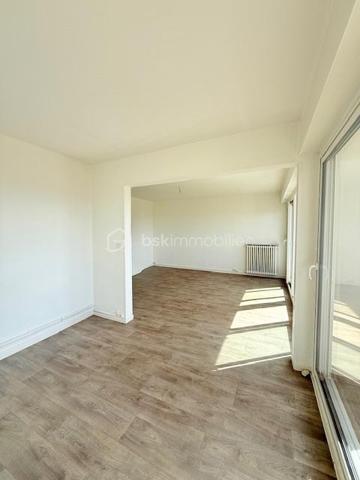 Au cœur du très prisé quartier du Basté à Saint Pierre D’Irube, découvrez cet appartement niché au 3ème étage d’un immeuble des années 1960, sans ascenseur.

Ce T4 transformable facilement en T5 de 82,66 M2 offre des espaces lumineux, bien pensés et apaisant grâce à une douce lumière due à son exposition. 

Ce logement traversant et très lumineux est actuellement composé d'un séjour et d'une salle à manger, de 3 chambres, d’une cuisine fonctionnelle, avec cellier attenant et d’une salle de bain avec WC séparé ainsi que 4 balcons.

Le séjour et la salle à manger s’ouvrent sur un balcon avec une vue montagne et sans vis-à-vis, parfait pour profiter d’un café au soleil ou d’un moment de calme en fin de journée. 

Idéalement, situé à proximité immédiate des commerces, des écoles et des transports en commun accessibles à pied, il offre un cadre de vie confortable et pratique au quotidien.

Une cave privative complète le bien. 

Gros plus : Possibilité d'avoir un garage en supplément situé au pied de l’immeuble d’environ 25 m2.