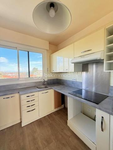 Au cœur du très prisé quartier du Basté à Saint Pierre D’Irube, découvrez cet appartement niché au 3ème étage d’un immeuble des années 1960, sans ascenseur.

Ce T4 transformable facilement en T5 de 82,66 M2 offre des espaces lumineux, bien pensés et apaisant grâce à une douce lumière due à son exposition. 

Ce logement traversant et très lumineux est actuellement composé d'un séjour et d'une salle à manger, de 3 chambres, d’une cuisine fonctionnelle, avec cellier attenant et d’une salle de bain avec WC séparé ainsi que 4 balcons.

Le séjour et la salle à manger s’ouvrent sur un balcon avec une vue montagne et sans vis-à-vis, parfait pour profiter d’un café au soleil ou d’un moment de calme en fin de journée. 

Idéalement, situé à proximité immédiate des commerces, des écoles et des transports en commun accessibles à pied, il offre un cadre de vie confortable et pratique au quotidien.

Une cave privative complète le bien. 

Gros plus : Possibilité d'avoir un garage en supplément situé au pied de l’immeuble d’environ 25 m2.