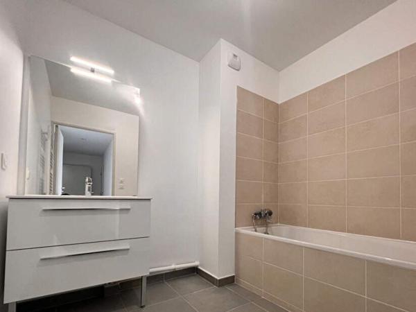 Appartement à louer 1 340 € CC Marseille 4 p 78 m² DPE B