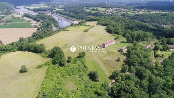 Ferme et château médiéval à restaurer. Superbe propriété foncière de 47 hectares dominant la vallée et la rivière Dordogne., LALINDE
